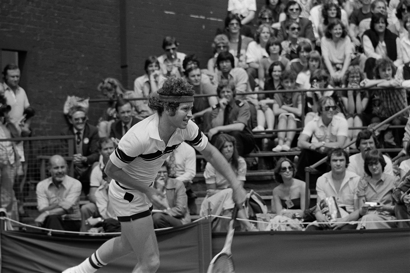 JOHN MCENROE OF the USA and Bjorn Borg of Sweden walking out to t - Old Photo EUR 6,16 - FR